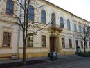  Gyuln, 1968-ban kezdemnyeztk, hogy a vrosi knyvtr a knyvadomnyoz Mogyorssy Jnos nevt vegye fel. A vrosi knyvtr szkhelyplete 1861-ben plt Nuszbek Jzsef tervei alapjn, 1949-ig vroshza, majd 1981-ig romn gimnzium volt, a vrosi knyvtr 1987-ben kltztt ide, kialaktst 1988-ban, ptszeti nvdjjal ismertk el. Kp: Szke Margit – Vitalap.hu   