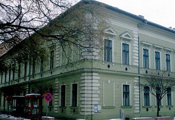 A Katolikus Közösségi Ház a régi, Petőfi téri postaépületben működik. Az épületet eredetileg katolikus bérháznak építették, 1893-ban. Kép forrása: Dél-alföldi Postatörténeti Alapítvány A Katolikus Közösségi Ház a régi, Petőfi téri postaépületben működik. Az épületet eredetileg katolikus bérháznak építették, 1893-ban. Kép forrása: Dél-alföldi Postatörténeti Alapítvány