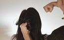 A fiatal nt frfi ismerse Dombiratoson, a Hsk utcban, elzetes szvlts utn, megragadta a hajnl fogva, majd pofon vgta. A kp illusztrci. Kp: Veres Nndor / kronikaonline.ro