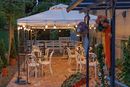  A La Sposa Caffe esti fnyben, Gyuln, a Somogyi Bla utcban. Kp forrsa: La Sposa Caffe