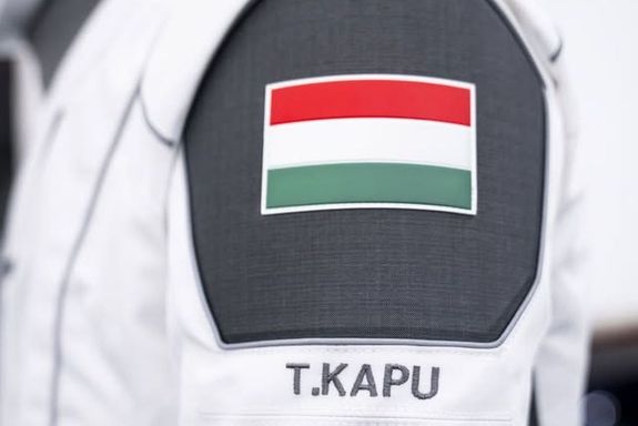 Kapu Tibor szkafanderének részlete. Kép forrása: HUNOR Magyar Űrhajós Program Facebook-oldala Kapu Tibor szkafanderének részlete. Kép forrása: HUNOR Magyar Űrhajós Program Facebook-oldala