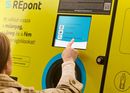 Jliustl, a REpont automatknl leadott palackok utn jr visszavltsi djat htrnyos helyzet csaldok megsegtsre s gyermekek javra lehet felajnlani. Kp: mohu.hu