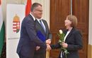 A kitntetst dr. Kovcs Andrea Budapesten vette t dr. Rtvri Bence miniszterhelyettestl, parlamenti llamtitkrtl s dr. Takcs Pter egszsggyi llamtitkrtl. Kp forrsa: Police.hu      