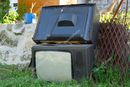 Kt frfi a magyarbnhegyesi hz udvarra hordta Big-Bag zskokban az ptsi hulladkot, hogy majd rte mennek. A tulajdonos maga is ott tartotta a hasznlhatatlan gumiabroncsokat, tvket, htszekrnyeket. A kp illusztrci. Kp: Depositphotos   