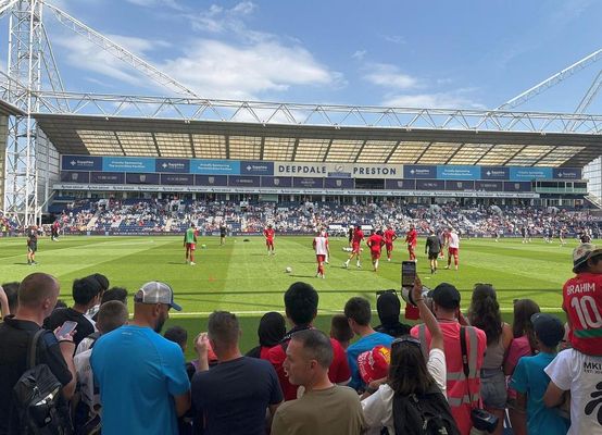 Zajlik a mérkőzés a prestoni teltházas stadionban Zajlik a mérkőzés a prestoni teltházas stadionban