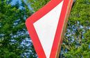 Magyarbnhegyesen, az ittas frfi a kzti jelztbla oszlopt kzzel rngatni kezdte, majd tbb alkalommal, megrgta. A jelztbla a fldfelsznnl eltrt s elborult. A kp illusztrci. Kp: Depositphotos