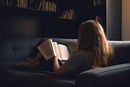 A Visky Andrs vlogatott verseibl sszelltott Vissza a nyomokon cm ktet a Libri zleteiben, dikigazolvny felmutatsval vehet t, ingyen. A kp illusztrci. Kp: 123RF