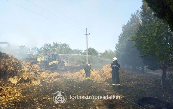Tűz keletkezett csütörtökön, délután, Orosházán, kertészet területén. Kép: Békés Vármegyei Katasztrófavédelmi Igazgatóság Tűz keletkezett csütörtökön, délután, Orosházán, kertészet területén. Kép: Békés Vármegyei Katasztrófavédelmi Igazgatóság