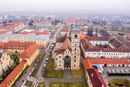 A kpen a Szent Mihly Szkesegyhz, jobbra a pspki, mgtte a fejedelmi palota. Forrs: MTVA / Molnr-Bernth Lszl. Kp forrsa: romkat.ro   