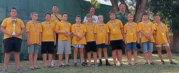 A békéscsabai, aranyérmes, 11 éves csapat Ajtai Miklós edzővel (balra hátul) és a két olimpiai bajnokkal, Kiss Gergővel (jobbra hátul), valamint a torna névadójával, Fodor Rajmunddal (középen hátul). Kép forrása: Szerző A békéscsabai, aranyérmes, 11 éves csapat Ajtai Miklós edzővel (balra hátul) és a két olimpiai bajnokkal, Kiss Gergővel (jobbra hátul), valamint a torna névadójával, Fodor Rajmunddal (középen hátul). Kép forrása: Szerző