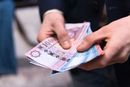 A kungotai frfi szomszdja klcsnadott bankkrtyjval felvette a 86 ezer forintos munkabrt, amit nem adott t, hanem megtartott magnak. A kp illusztrci. Kp: Shutterstock