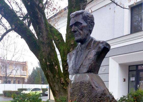 Simonyi Imre (eredeti neve Szmola Imre – Simonyifalva, 1920. szeptember 14. – Gyula, 1994. februr 10.) Jzsef Attila-djas klt szobra Gyuln, a Dob s a Karcsonyi Jnos utca tallkozsnl. Kiss Lszl Gyrgy alkotst 2003. szeptember 13-n avattk. Kp: Szke Margit – Vitalap.hu