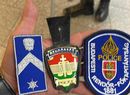 A frfi igazi rendregyenruht viselt, rendfokozati jelzsekkel, utngyrtott, de az eredetire ersen hasonlt BRFK-llomnyjelzvel, tpzras Rendrsg-feliratokkal. A jelvnyn azonban, az azonostszm helyett Police-felirat volt. Kp: BRFK Budapesti Rendr-fkapitnysg