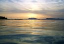 A Balaton-felvidk hegyei tkrzdnek a Balatonban, naplementben. Kp: Pilgab. Kp forrsa: Wikipdia