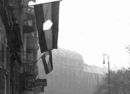 Budapest, 1956. október 23. Ekkor jelent meg a lyukas zászló, amely később a forradalom jelképe lett. A magyar nemzeti zászlóból kivágták a Rákosi-címert. Kép: Pesti Srác2. Kép forrása: Wikipédia Budapest, 1956. október 23. Ekkor jelent meg a lyukas zászló, amely később a forradalom jelképe lett. A magyar nemzeti zászlóból kivágták a Rákosi-címert. Kép: Pesti Srác2. Kép forrása: Wikipédia