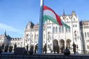 Hagyományos zászlófelvonás Budapesten, a Kossuth téren. Archív kép. Kép: MTI    Hagyományos zászlófelvonás Budapesten, a Kossuth téren. Archív kép. Kép: MTI