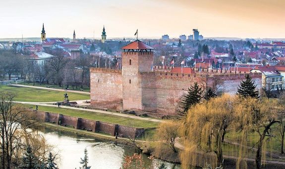 Siófok, Hévíz és Eger a legkeresettebb, majd Zalakaros és Miskolc következik holtversenyben. Hajdúszoboszló, Budapest, Gyula, Visegrád, Esztergom és Cserkeszőlő zárja a top 10-et. A képen a Gyulai Vár és környéke, ősszel. Kép: visitgyula.com Siófok, Hévíz és Eger a legkeresettebb, majd Zalakaros és Miskolc következik holtversenyben. Hajdúszoboszló, Budapest, Gyula, Visegrád, Esztergom és Cserkeszőlő zárja a top 10-et. A képen a Gyulai Vár és környéke, ősszel. Kép: visitgyula.com