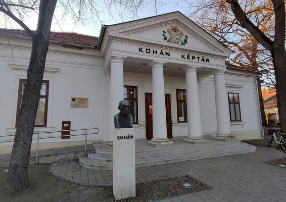 Gyuln, a Kohn Kptrban, ma, 17 rakor nylik Koszta Rozlia festmnyeinek killtsa: Kp: Kztrkp