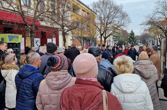 Szombaton, Gyulán, a Világóránál, utcakiállítás nyílt. Kép forrása: dr. Görgényi Ernő polgármester Facebook-oldala Szombaton, Gyulán, a Világóránál, utcakiállítás nyílt. Kép forrása: dr. Görgényi Ernő polgármester Facebook-oldala