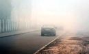 Ködös időben, óvatosan kell vezetni, ajánlatos nagy követési távolságot tartani. A kép illusztráció. Kép: Shutterstock Ködös időben, óvatosan kell vezetni, ajánlatos nagy követési távolságot tartani. A kép illusztráció. Kép: Shutterstock