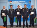 Dr. Kiss Andr�s t�. dand�rt�bornok, a B�k�s V�rmegyei Katasztr�fav�delmi Igazgat�s�g igazgat�ja �s V�r�s Ferenc r. dand�rt�bornok, a B�k�s V�rmegyei Rend�r-f�kapit�nys�g vezet�je elismer�sben r�szes�tette az �letment� rend�r�ket. Mondrucz Tam�s r. f�t�rzs�rmester hi�nyzik a k�pr�l. K�p: B�k�s V�rmegyei Rend�r-f�kapit�nys�g   