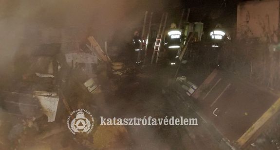 Tűz keletkezett a lakóház melléképületében, Orosházán, a Makói utcában. Kép forrása: Békés Vármegyei Katasztrófavédelmi Igazgatóság Tűz keletkezett a lakóház melléképületében, Orosházán, a Makói utcában. Kép forrása: Békés Vármegyei Katasztrófavédelmi Igazgatóság