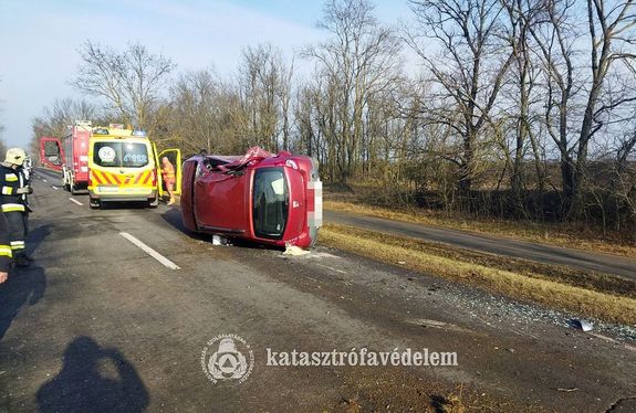 Lesodr�dott az �tr�l �s f�nak �tk�z�tt az aut�s, tegnap, F�zesgyarmat k�zel�ben. K�p forr�sa: B�k�s V�rmegyei Katasztr�fav�delmi Igazgat�s�g   