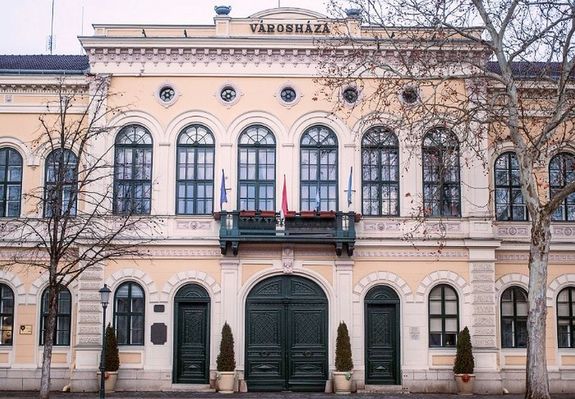 Advent negyedik vas�rnapj�n, december 21-�n, ma, 15.50 �s 16.50 �ra k�z�tt, k�l�nleges l�tv�nyoss�g v�rja a l�togat�kat B�k�scsab�n, a Szent Istv�n t�ren, a v�rosh�z�n�l. K�p: bekescsaba.hu