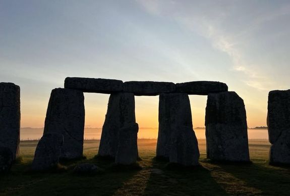 Ezrek �nnepelt�k vas�rnap, a t�li napfordul�t a d�lnyugat-angliai Stonehenge �si k�vein�l. K�pek forr�sa: Stonehenge Stone Circle Facebook-oldala