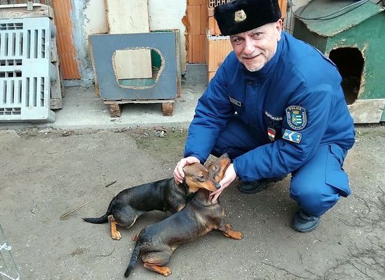  A B�k�s v�rmegyei rend�r�k id�n, a mez�kov�csh�zi Mez�Mancsok �llatv�d� Egyes�letnek vitt adom�nyokat. K�p: B�k�s v�rmegyei rend�rs�g Facebook-oldala   