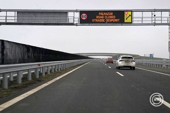 Az M4 aut��t T�r�kszentmikl�s �s Kis�jsz�ll�s k�z�tti szakasza az �tad�s napj�n, Kenderes hat�r�ban, 2025. december 22-�n. K�p: MTI / M�th� Zolt�n