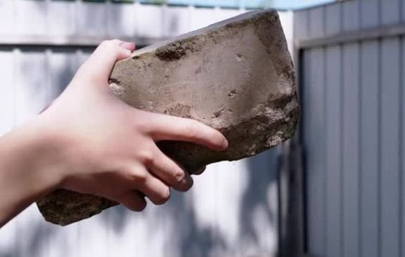 El�fordult, hogy t�gl�val dobt�k meg a buszvezet�t, aki 8 napon t�l gy�gyul� s�r�l�st szenvedett. A k�p illusztr�ci�. K�p: VistaCreate   