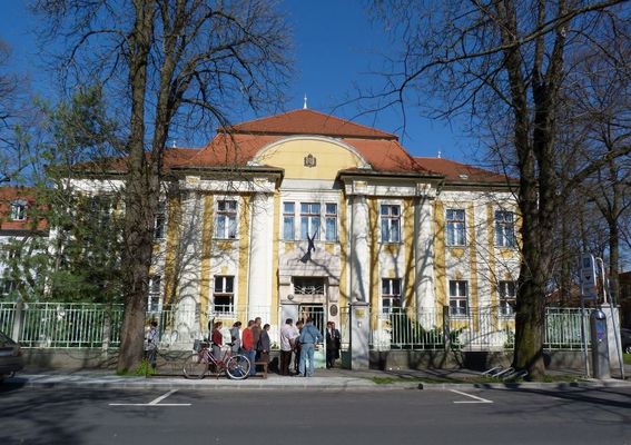 A B�k�scsabai J�r�sb�r�s�gon, az el�k�sz�t� �l�sen, a f�rfi elismerte a b�ncselekm�ny elk�vet�s�t, azonban az �l�sen, t�rgyal�s tart�sa n�lk�l hozott �t�let nem joger�s, mert b�r az �gy�szs�g tudom�sul vette, a f�rfi �s v�d�je fellebbez�st jelentett be ellene. A K�pen a j�r�sb�r�s�g �p�lete. K�p: Wikimedia Commons   