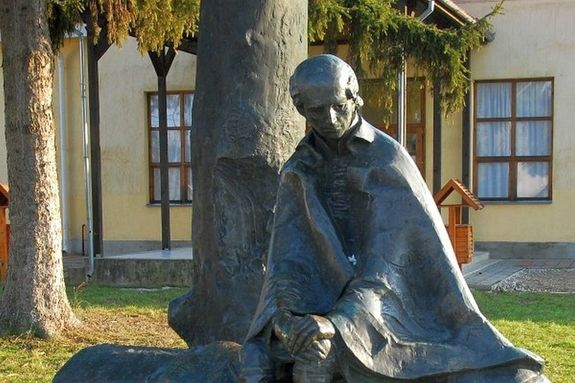 Szatm�rcsek�n �llt Szatm�r v�rmegye egyik legr�gebbi csal�dj�nak, a K�lcseyeknek a k�ri�ja. Itt �lt 1815-t�l 1838-ban bek�vetkezett hal�l�ig a 19. sz�zad elej�nek kiemelked� irodalm�ra �s politikusa, K�lcsey Ferenc. A k�lt� Csek�n �rta a magyar nemzeti himnussz� v�lt vers�t, a Hymnust. Forr�s �s k�p: Nemzeti �r�ks�g Int�zete