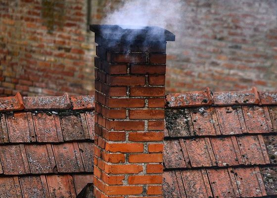 A helyszíni vizsgálat során kiderült, hogy a házban, egy vegyes tüzelésű kazánt, egy kályhát és egy gázbojlert is közös kéménybe kötöttek be. A kép illusztráció. Kép: Pixabay A helyszíni vizsgálat során kiderült, hogy a házban, egy vegyes tüzelésű kazánt, egy kályhát és egy gázbojlert is közös kéménybe kötöttek be. A kép illusztráció. Kép: Pixabay