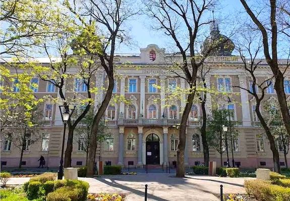 A B�cs-Kiskun V�rmegyei F��gy�szs�g t�bbsz�r�sen min�s�l� ember�l�s b�ntette miatt v�dat emelt a sok�ig elt�ntk�nt keresett kisfi� �gy�ben, akit egy fiatalkor� �lt meg k�l�n�s kegyetlens�ggel. A k�pen a f��gy�szs�g �p�lete, Kecskem�ten. K�p forr�sa: B�cs-Kiskun V�rmegyei F��gy�szs�g