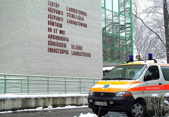 A B�k�s V�rmegyei K�zponti K�rh�z ter�let�n, a maszkhaszn�lat k�telez� holnapt�l, a betegek �s a munkat�rsak v�delm�ben. A k�pen a gyulai tagk�rh�z diagnosztikai �p�lete. K�p forr�sa: B�k�s V�rmegyei K�zponti K�rh�z