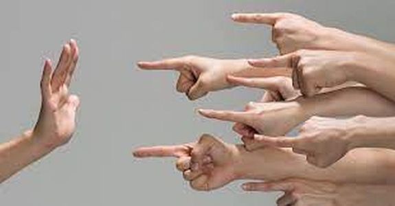 Az �t testv�r k�z�sen b�ntalmazta a fiatalt, sz�mtalan alkalommal a fej�n �s a test�n meg�t�tt�k, megr�gt�k az italm�r� hely el�tt. A k�p illusztr�ci�. K�p: Jornal da Franca      