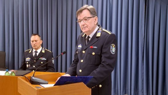  Nyug�llom�nyba vonult B�k�s v�rmegy�ben, Hud�k P�l r. ezredes, rend�szeti rend�rf�kapit�ny-helyettes. Mellette ut�dja, dr. Bede S�ndor r. ezredes. K�p: B�k�s V�rmegyei Rend�r-f�kapit�nys�g