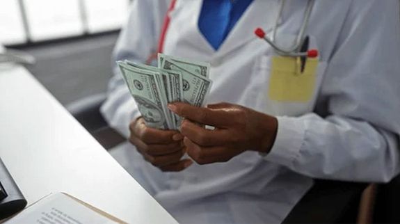 B�r a korm�nyzat kor�bban a k�t szf�ra teljes sz�tv�laszt�s�t �g�rte, a gyakorlatban egyre nagyobb szeletet has�tanak ki az ell�t�sb�l az �llami int�zm�nyekhez k�t�d� fizet�s szolg�ltat�sok (Illusztr�ci�: Shutterstock)