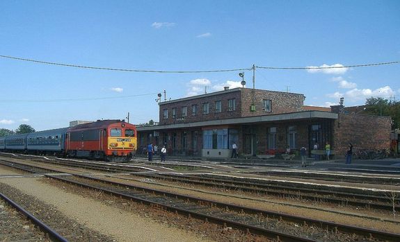 A gyulai vas�t�llom�st a M�V �zemelteti. A sok�vtizedes �p�let a v�g�nyok fel�l. A k�p 2007.07.15-�n k�sz�lt. K�p forr�sa: Wikip�dia