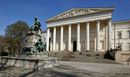 A Magyar Nemzeti M�zeum f��p�lete Budapest VIII. ker�let�ben, a M�zeum k�r�ton van. Klasszicista st�lus�, 1837–47 k�z�tt �p�lt, tervez�je Pollack Mih�ly �p�t�sz, alap�t�ja gr�f Sz�ch�nyi Ferenc. Forr�s: Wikip�dia. K�p: Nemzeti �r�ks�g Int�zete