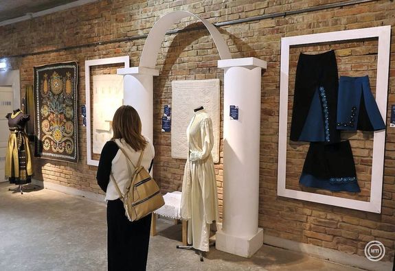 A XX. K�rp�t-medencei N�pi Textilfesztiv�l megnyit�j�n, p�nteken, B�k�scsab�n, a Munk�csy Mih�ly M�zeumban. K�pek: MTI / Lehoczky P�ter