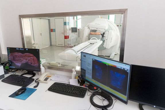 A magyar cs�cstechnol�gi�s g�p a gyulai k�rh�zban. K�pek forr�sa: B�k�s V�rmegyei K�zponti K�rh�z