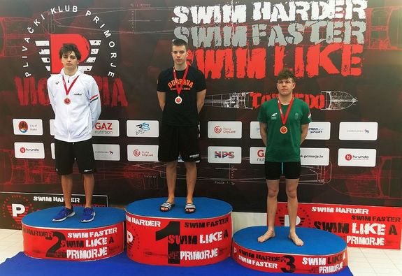  A felv�tel a rijekai Victoria Primorje nemzetk�zi �sz�verseny 100 m�teres f�rfi mell�sz�sa d�nt�je ut�n k�sz�lt, az eredm�nyhirdet�s sor�n a dobog� m�sodik fok�ra �llhatott a b�k�scsabaiak tehets�ges versenyz�je, Petr�czki Zsombor (balra)