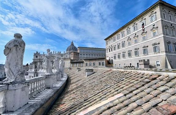 M�rcius 14-�n, szombaton, d�lut�n, Le� p�pa birtokba vette lak�s�t az apostoli palot�ban, �s legk�zelebbi munkat�rsaival bek�lt�z�tt az el�dei �ltal kor�bban haszn�lt helyis�gekbe. Forr�s �s k�p: Vatican News Facebook-oldala