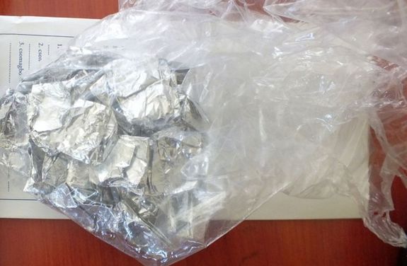 A kevermesi f�rfi az �j pszichoakt�v anyagot adagokba osztotta, az adagokat aluf�li�ba csomagolta, majd �rt�kes�tette ismer�seinek. A k�p illusztr�ci�. K�p: Police.hu      