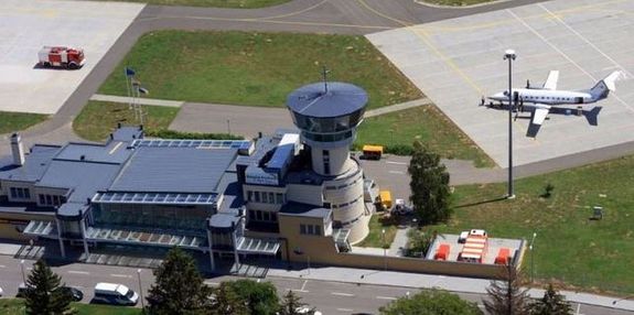  A P�cs–Pog�ny rep�l�t�r Magyarorsz�g �t nemzetk�zi l�gikik�t�j�nek egyike. A speci�lis m�r�rep�l�g�p naponta, a P�cs-Pog�ny rep�l�t�rr�l sz�ll fel, �s mintegy 820 n�gyzetkilom�teres ter�letet vizsg�l. A k�pen a rep�l�t�r. K�p: P�cs-Pog�ny rep�l�t�r Facebook-oldala   