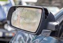 Az �tk�z�s k�vetkezt�ben, mindk�t g�pj�rm� bal oldali, k�ls� visszapillant�-t�k�r burkolata let�rt. A k�p illusztr�ci�. K�p: DepositPhotos      
