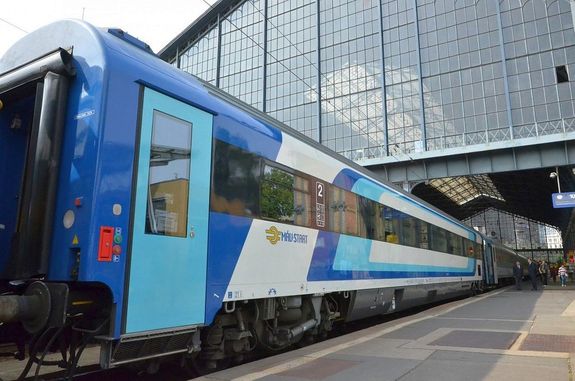 M�r nagycs�t�rt�k d�lut�nj�t�l meger�s�tett j�ratokkal, tartal�k j�rm�vekkel �s t�bb szem�lyzettel k�sz�l a h�sv�ti cs�csforgalomra a M�V-csoport. A k�p illusztr�ci�. K�p: M�V-csoport   